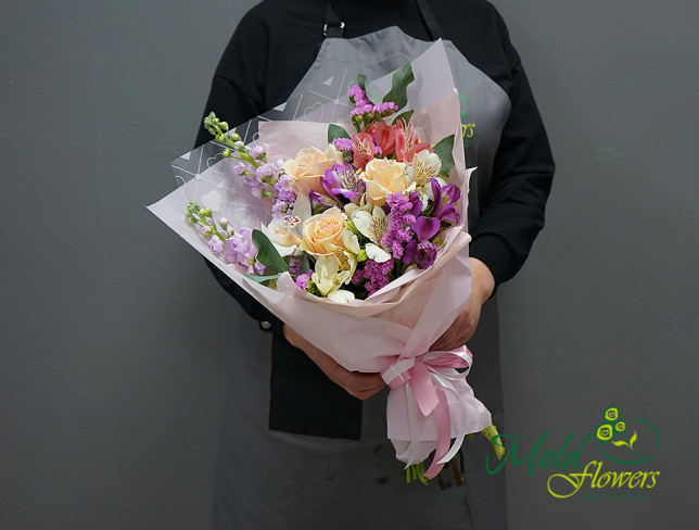 Букет из кремовых роз и орхидеи Фото